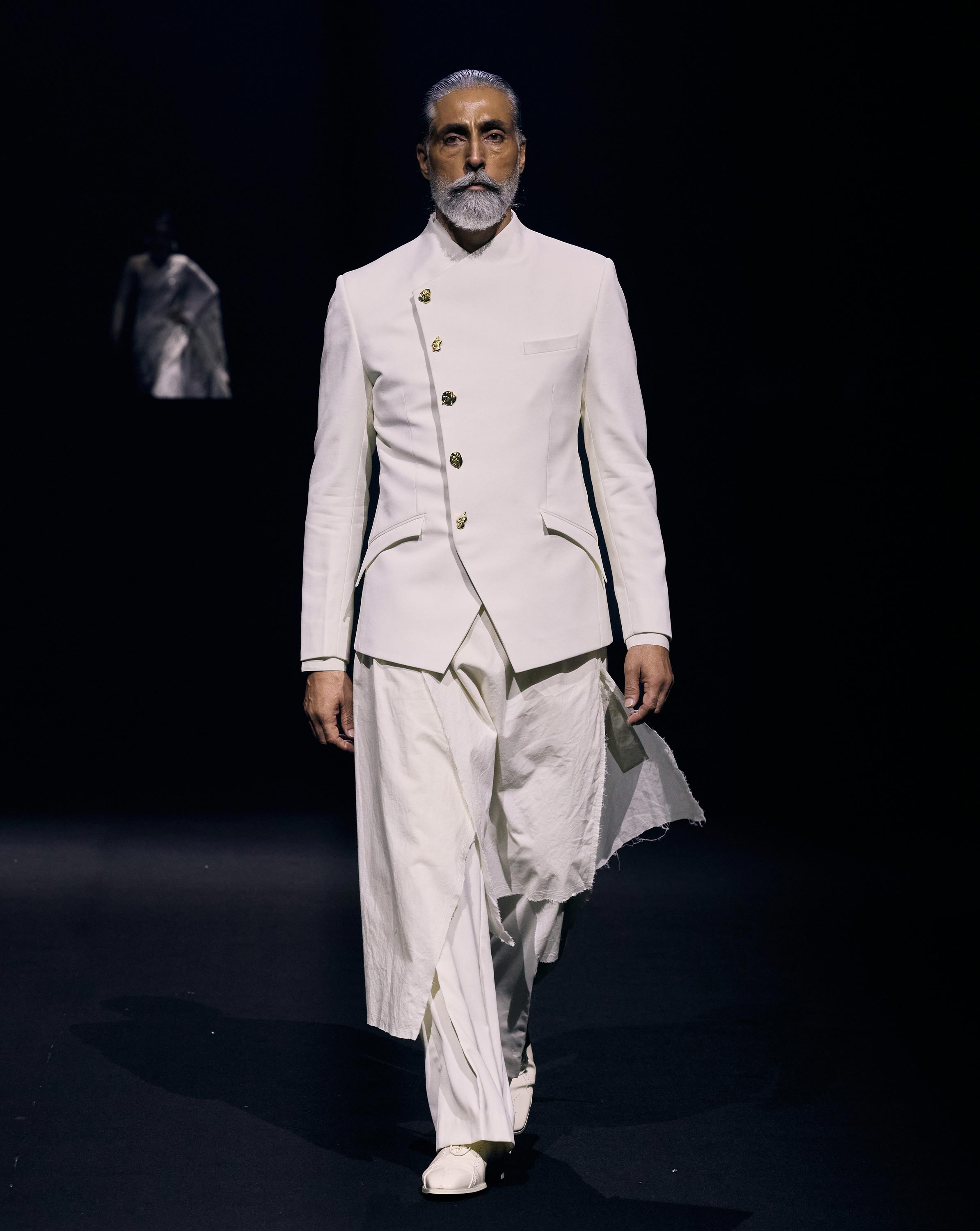 The Asymmetric Winged Bandhgala